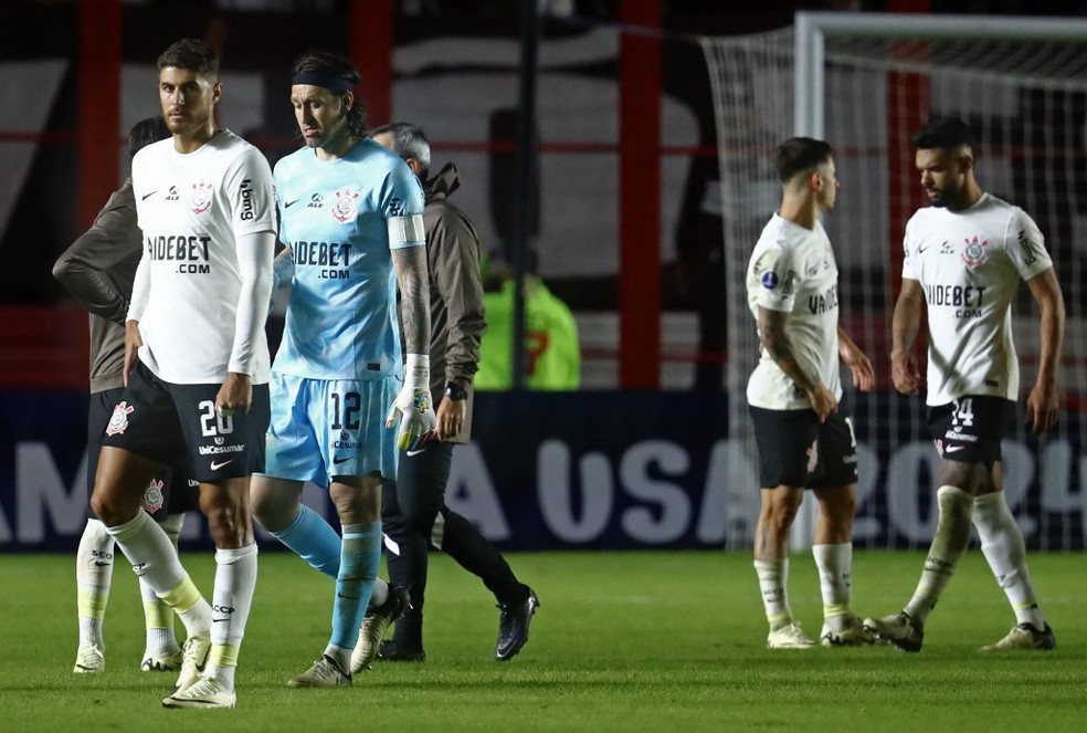 Cássio e Pedro Raul durante Argentinos Juniors e Corinthians em Buenos Aires