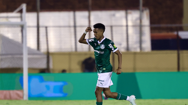 Estêvão comemora seu gol pelo Palmeiras contra o São Bernardo Campeonato Paulista 2025