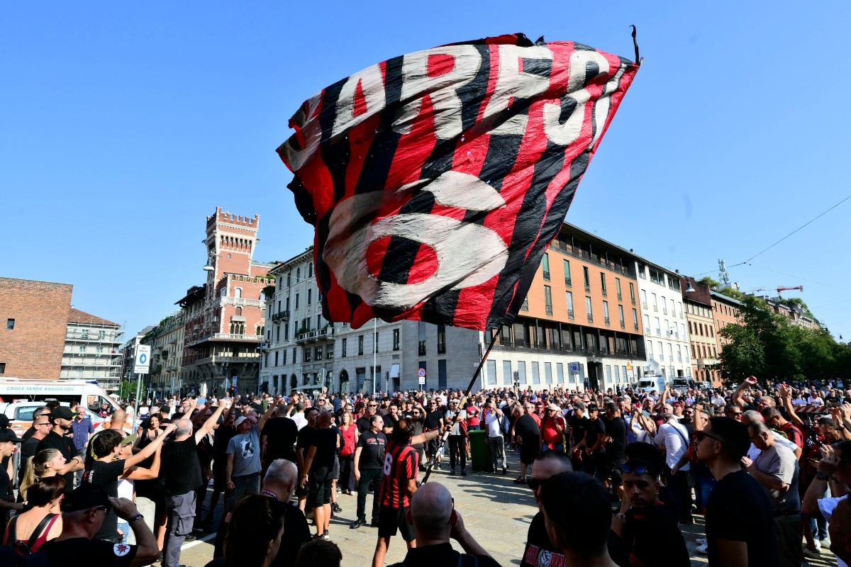 Funeral de Baresi reúne lendas da Itália e multidão de torcedores