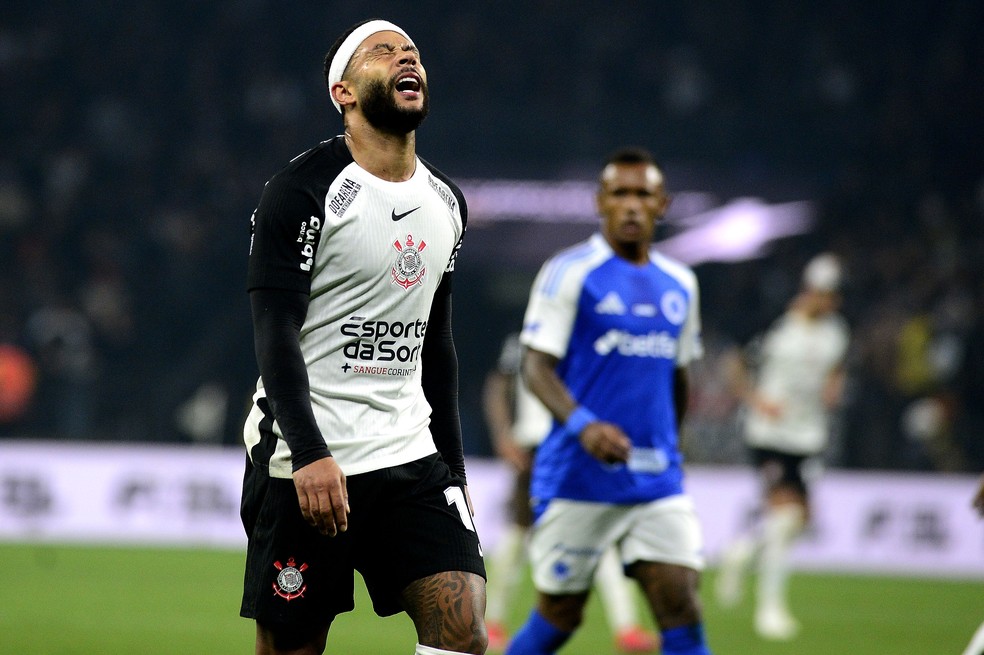 Memphis Depay lamenta chance perdida com a camisa do Corinthians — Foto: Marcos Ribolli