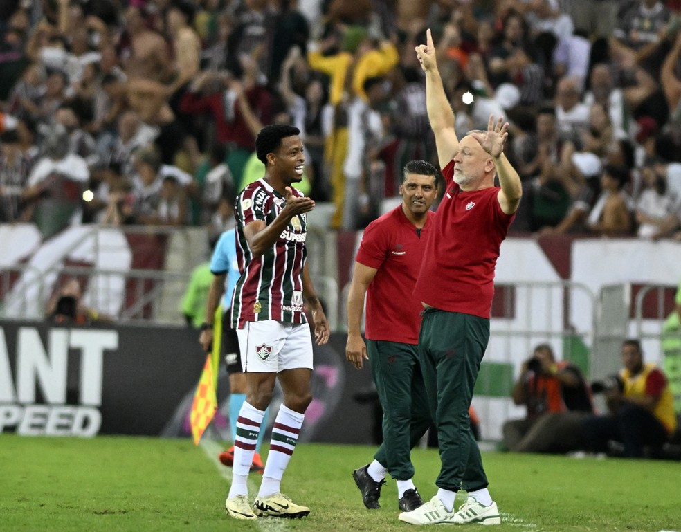 Keno e Mano comemora vitória do Fluminense contra o São Paulo — Foto: André Durão