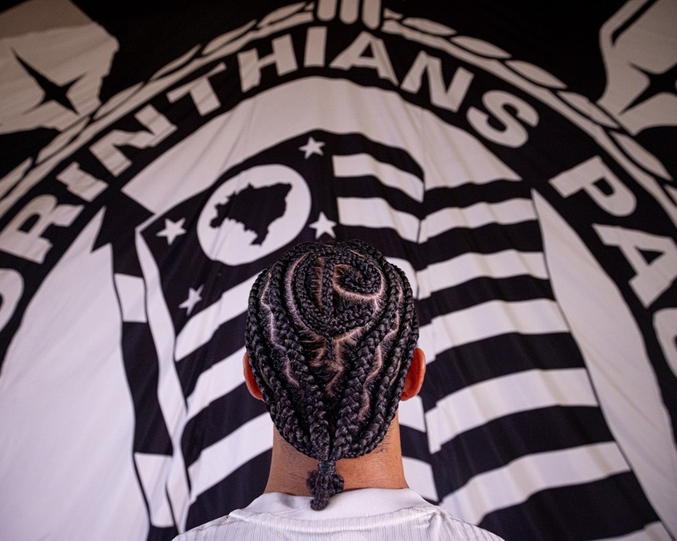 Memphis Depay com símbolo do Corinthians no cabelo — Foto: Corinthians