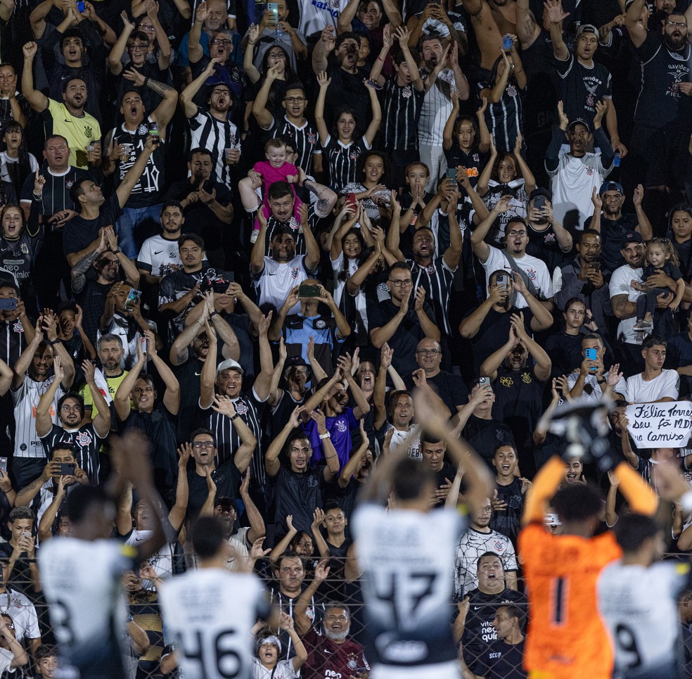 Jogadores do Corinthians aplaudem torcida após jogo contra o Novorizontino