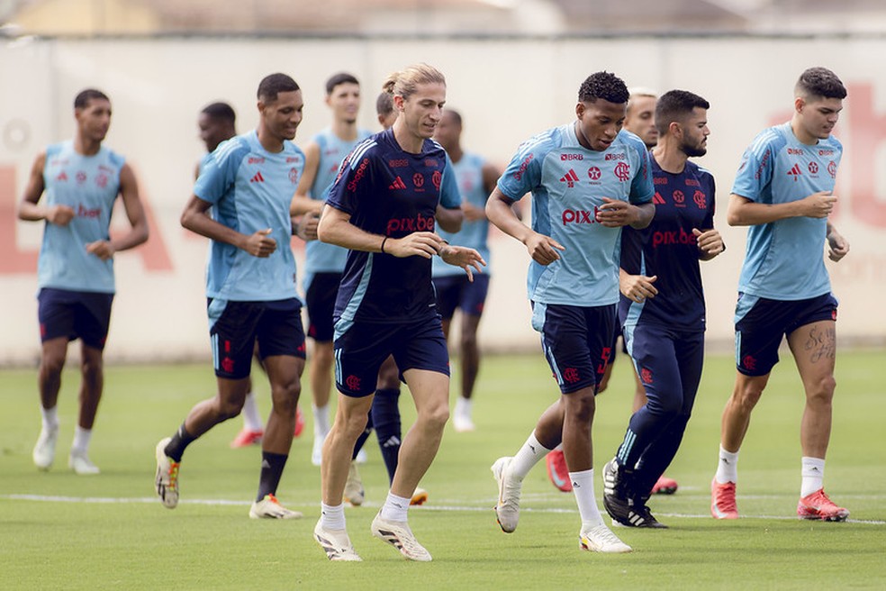 Filipe Luís e Plata em treino do Flamengo — Foto: Adriano Fontes / Flamengo
