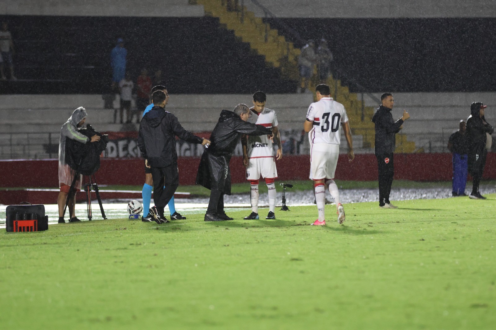Tencati vê bom jogo do Botafogo-SP contra Vila e lamenta derrota: “Futebol prega peças”