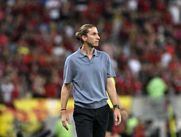 Filipe Luís lamenta derrota do Flamengo e foca no Corinthians: jogo vital.