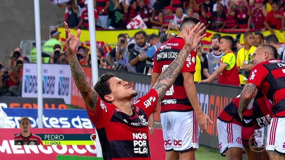 Flamengo marca no fim, frustra Palmeiras e leva a melhor em briga