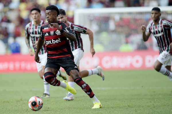 QUEM FOI MAL? Bola murcha em clássico: desempenho ofensivo do Flamengo deixa a desejar em empate