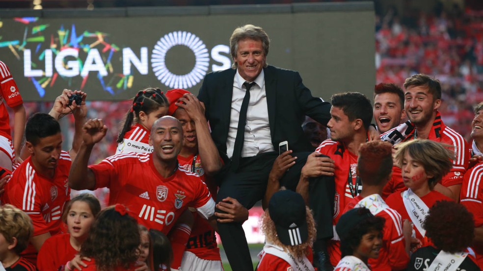Jorge Jesus celebrando o título português da temporada 2009/2010