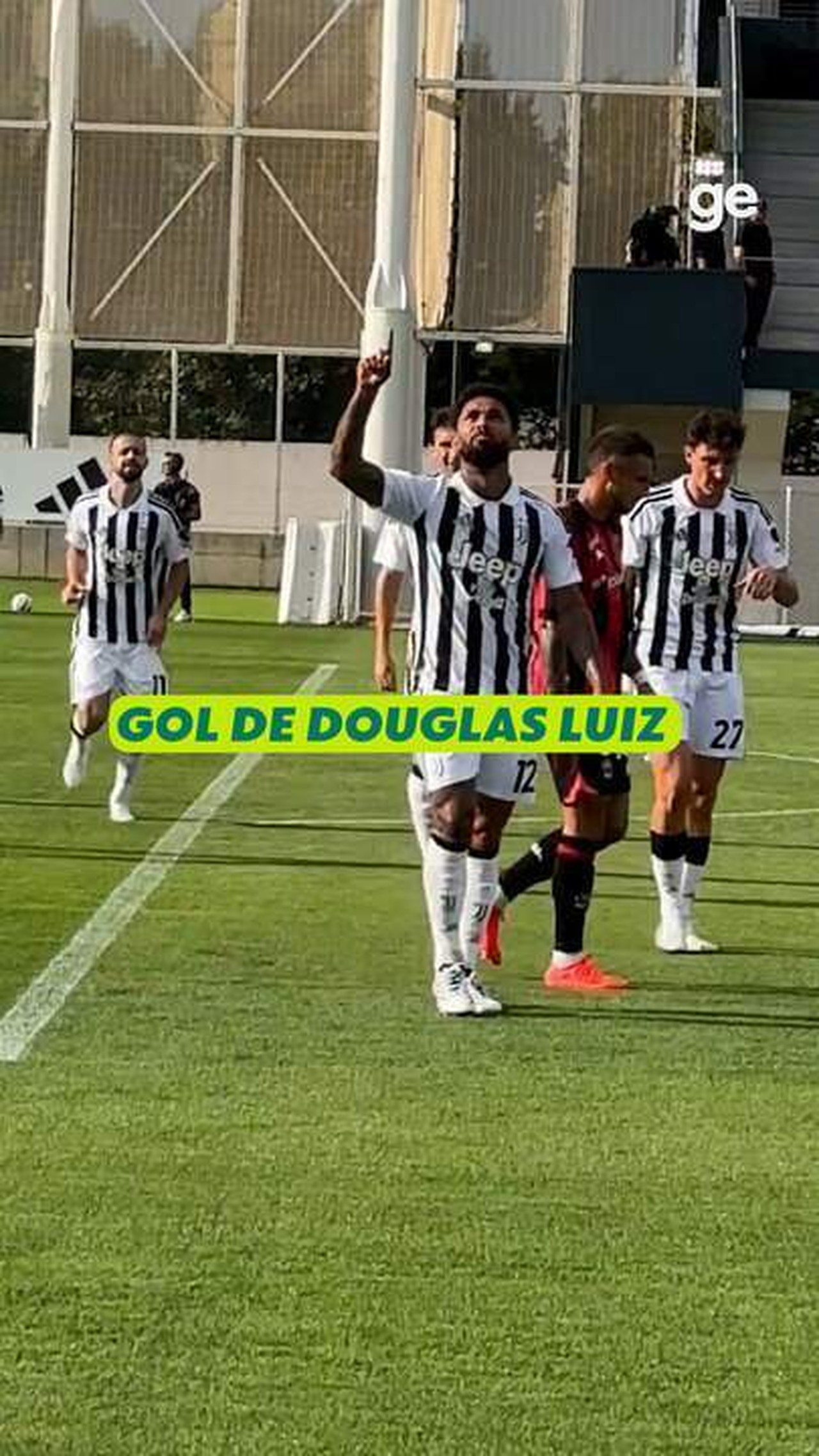 Zagueiro da Juventus leva carrinho de torcedor e vira dúvida para estreia no Italiano; veja a cena