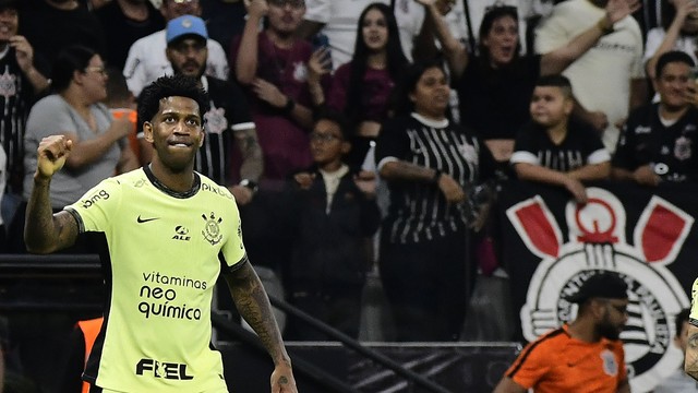 Gil comemora gol do Corinthians contra o Botafogo
