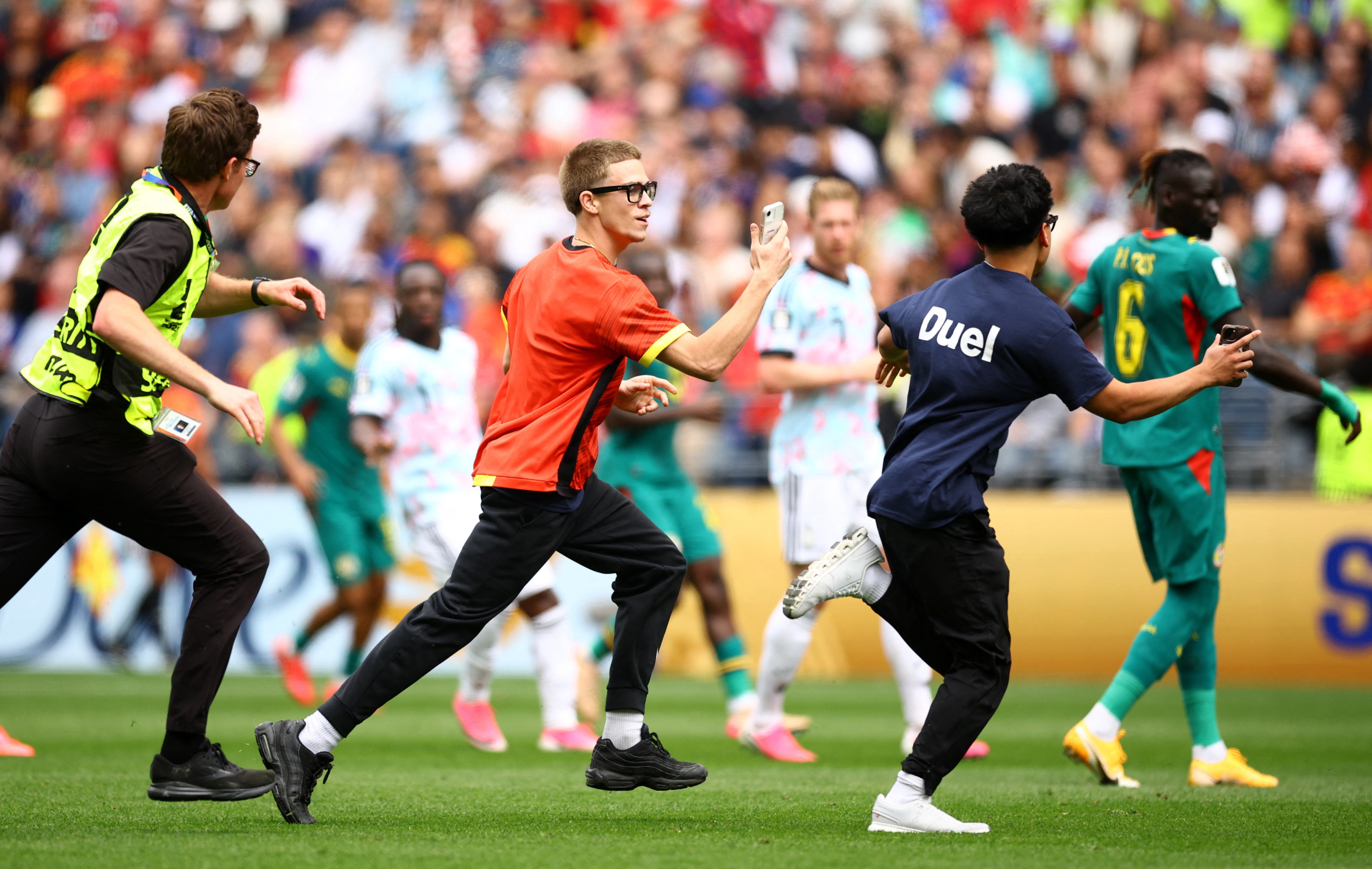 Invasão de torcedores interrompe jogo entre Bélgica e Senegal na Copa do Mundo