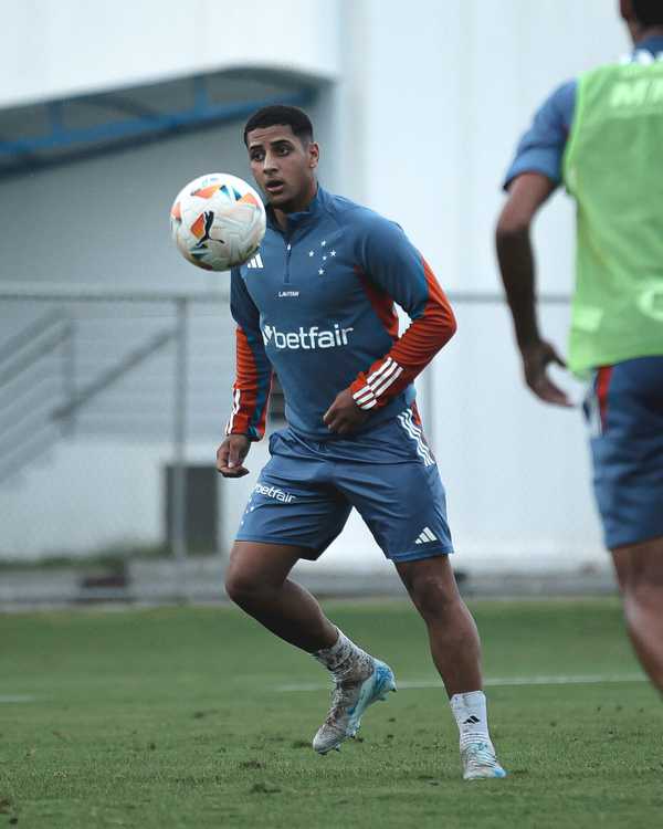 Atacante treina na Toca e aguarda definição sobre futuro no Cruzeiro