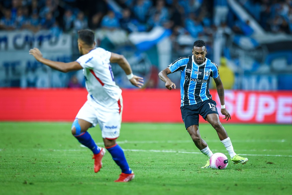 Edenilson em ação pelo Grêmio na Arena