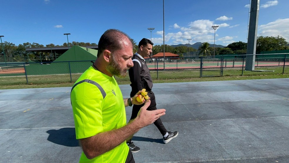 Membro da coordenação científica, Emerson Filipino, ao lado de Rodrigo Cintra, coordenador-geral da comissão de arbitragem da CBF — Foto: Raphael Zarko