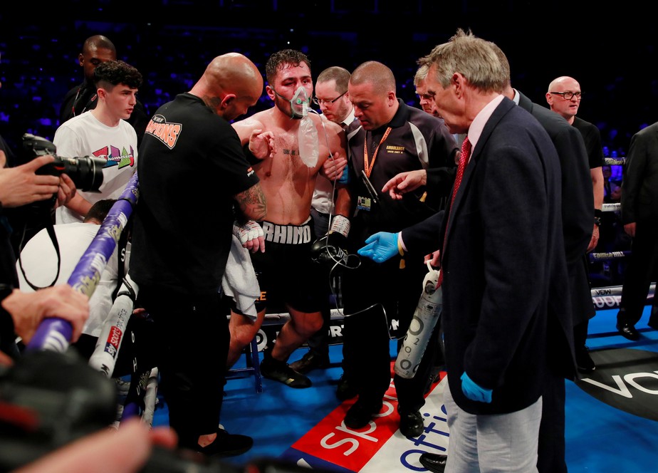 Dave Allen é derrotado por David Price, sofre colapso durante luta