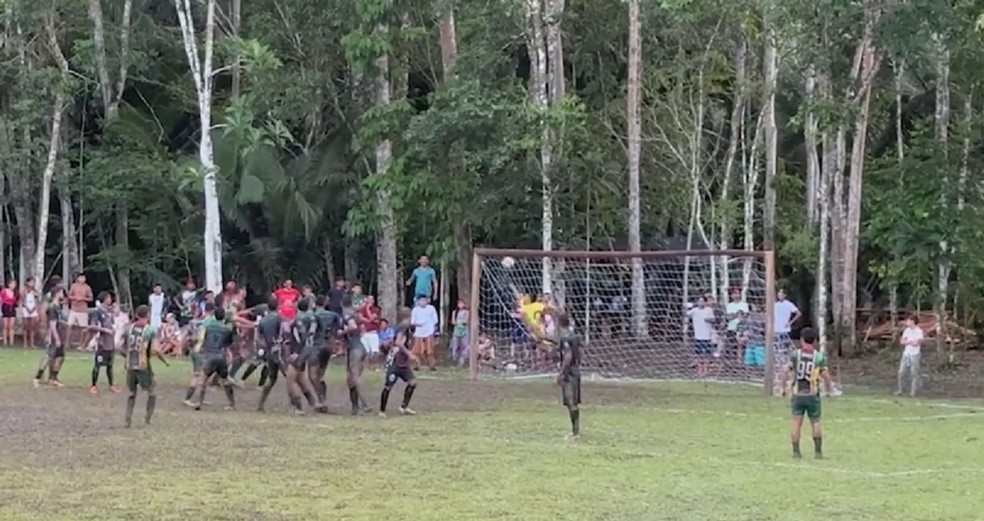 1ª Copa das Árvores, torneio de futebol no meio da floresta no interior do Acre — Foto: Reprodução/Rede Amazônica Acre