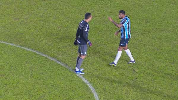 Discussão entre Marchesín e Reinaldo é contida em jogo do Grêmio