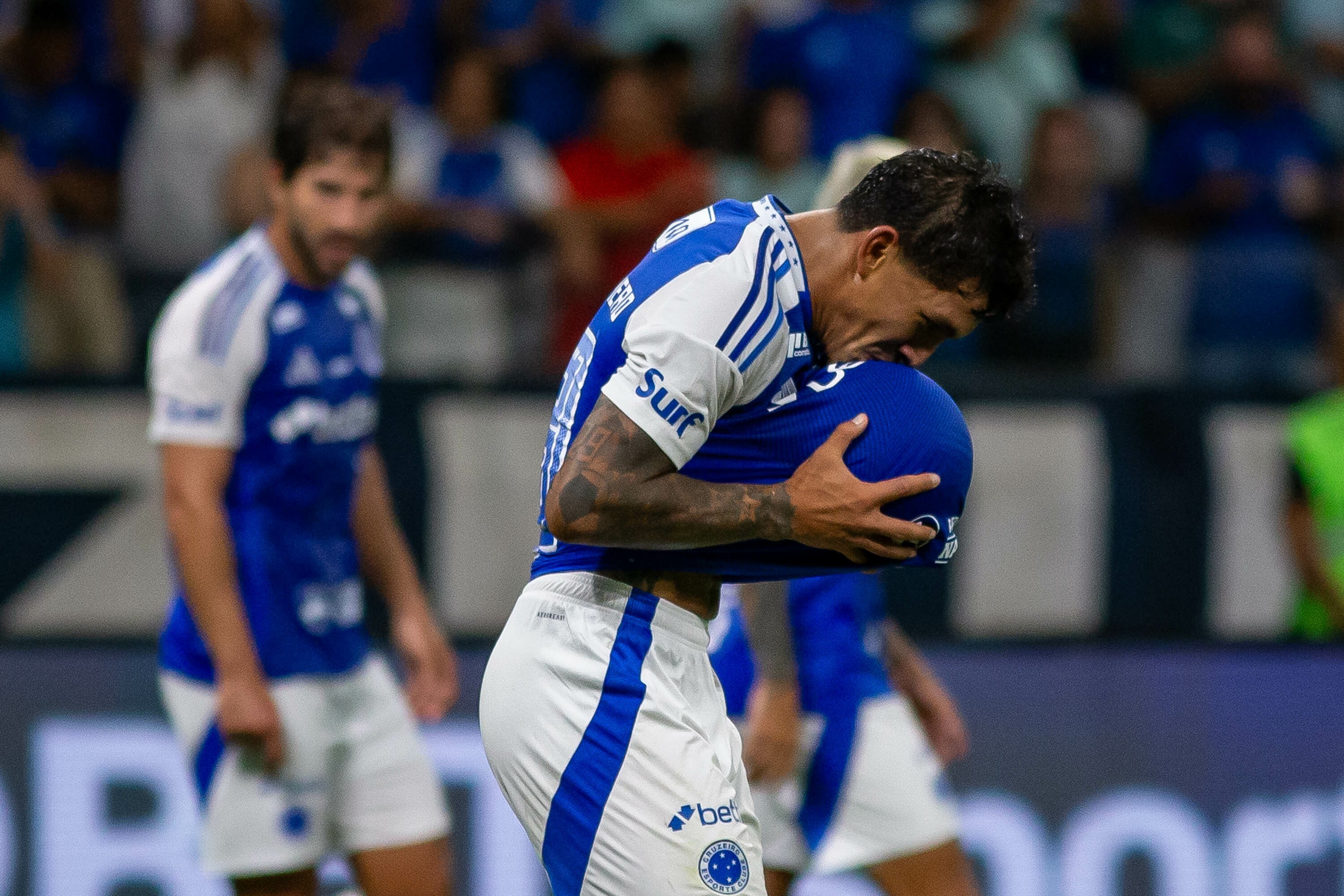 Cruzeiro inicia negociações para renovar contrato com Lucas Romero; confira informações.