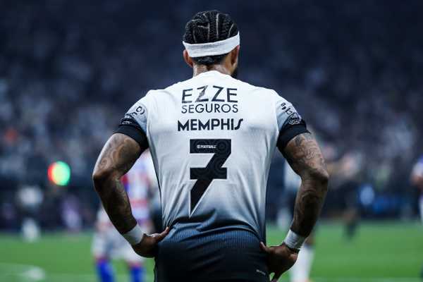 Depay impressiona com comprometimento nos treinos e ganha reconhecimento no Corinthians