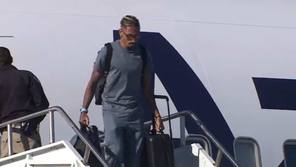 Raphinha em chegada da Seleção nos EUA — Foto: Reprodução sportv