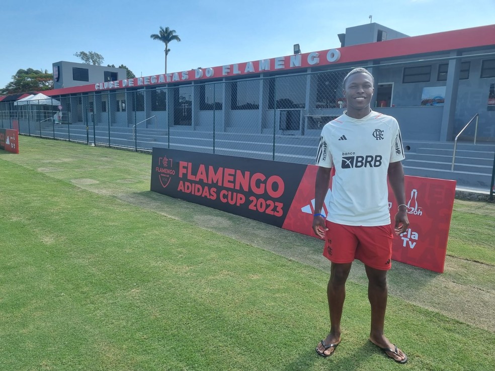 Diegão, zagueiro do sub-20 do Flamengo, no Ninho do Urubu — Foto: Thiago Lima