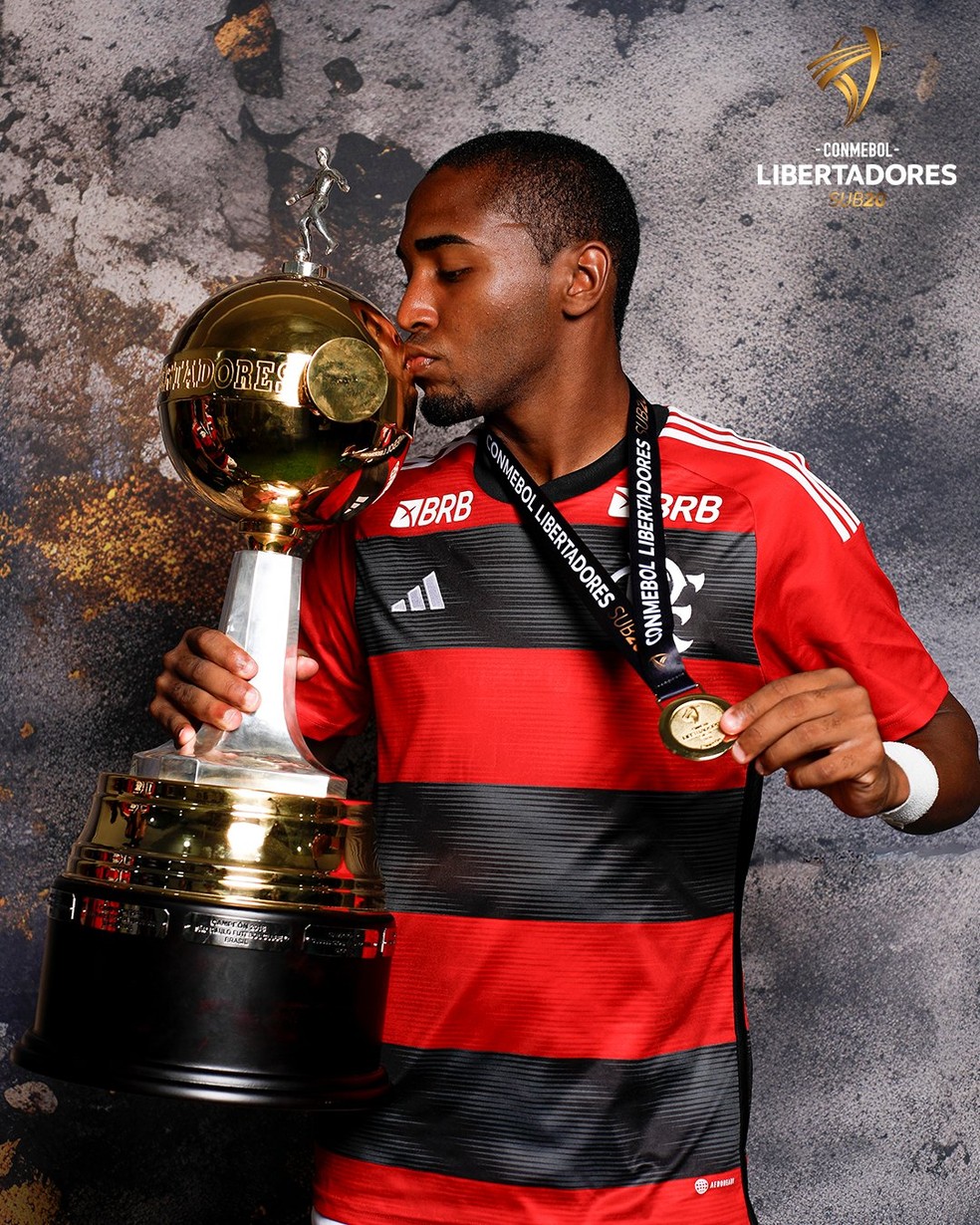 Lorran beija a Libertadores Sub-20, que agora é do Flamengo — Foto: Conmebol