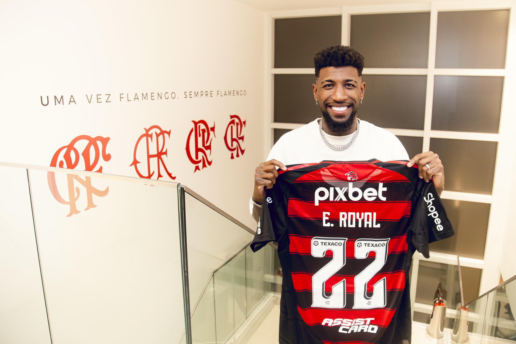 Flamengo anuncia a contratação do lateral-direito Emerson Royal