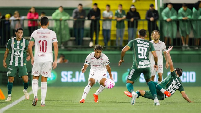 Chapecoense vence o Fluminense e complica a vida do tricolor em busca de vaga na Liberta
