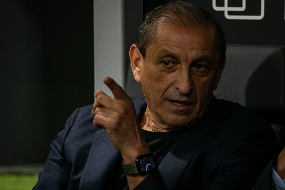 Ramón Díaz, técnico do Corinthians, durante derrota para o Atlético-MG — Foto: Fernando Moreno/AGIF
