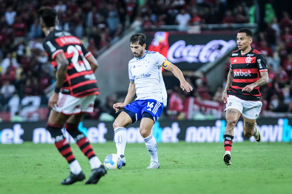 Lucas Silva, volante do Cruzeiro, domina a bola diante da marcação do Flamengo — Foto: Gustavo Aleixo