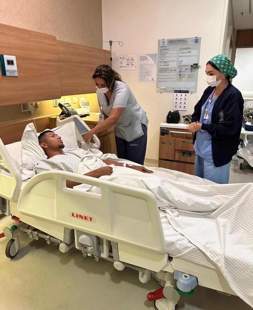 Rony após cirurgia por conta de fratura no braço sofrida em Palmeiras x América-MG — Foto: Reprodução
