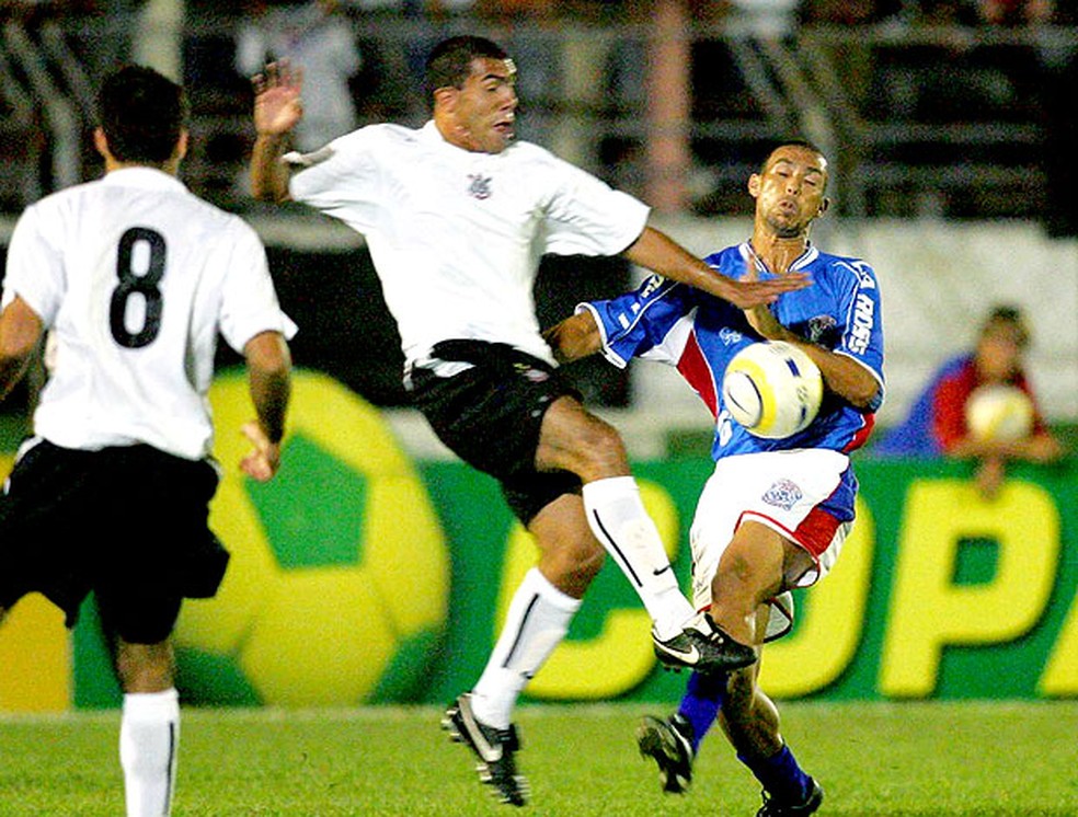 Tevez pelo Corinthians contra o Cianorte, em 2005, pela Copa do Brasil — Foto: Gazeta Press
