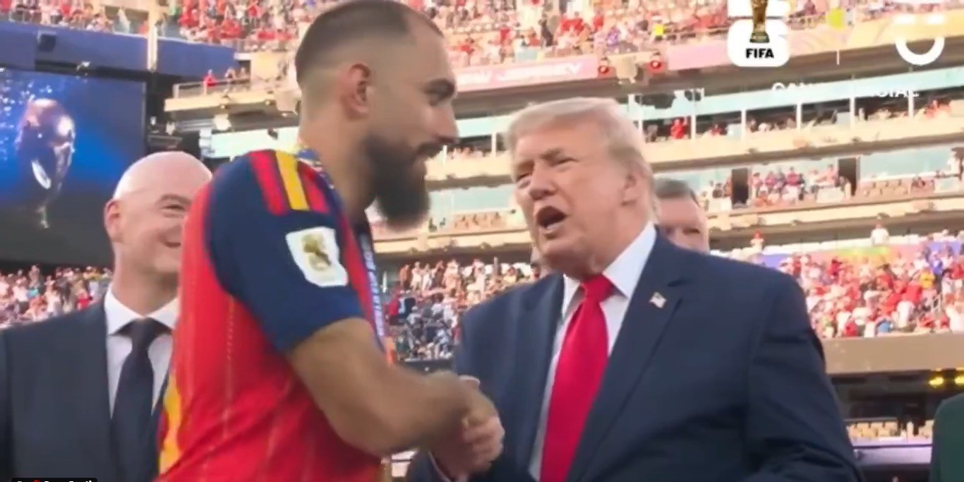 Borja Iglesias ignora Trump em premiação do título da Espanha | Ge