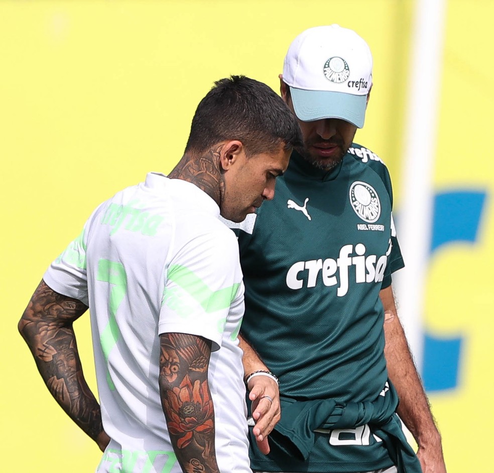 Dudu conversa com Abel durante treino no início do mês passado, quando se lesionou  — Foto: Cesar Greco/Palmeiras
