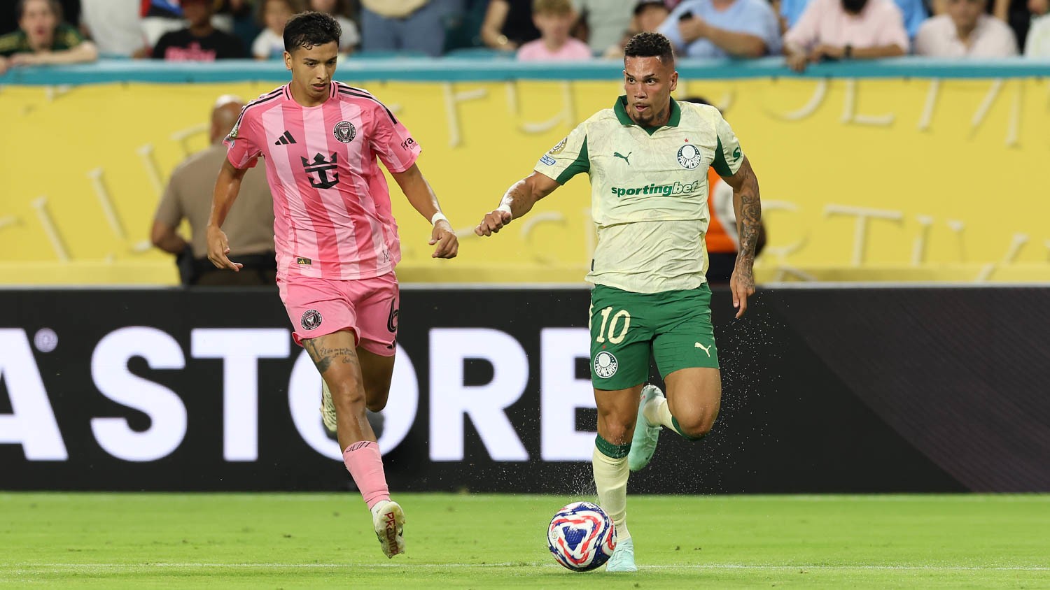 Paulinho assina com Palmeiras, mas lesões o impedem de jogar em plenas condições.