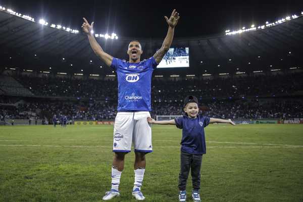 Zagueiro do Cruzeiro registra filho para iniciação esportiva no clube