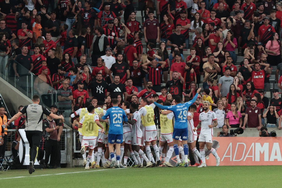 Com gol nos acréscimos,  Flamengo arranca empate do Athletico em Curitiba  — Foto: Evertton Araújo