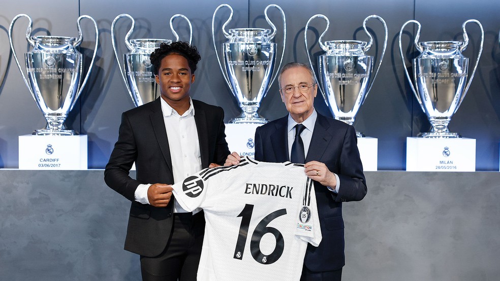 Endrick recebe a camisa 16 do Real Madrid das mãos do presidente Florentino Pérez — Foto: Antonio Villalba/Real Madrid