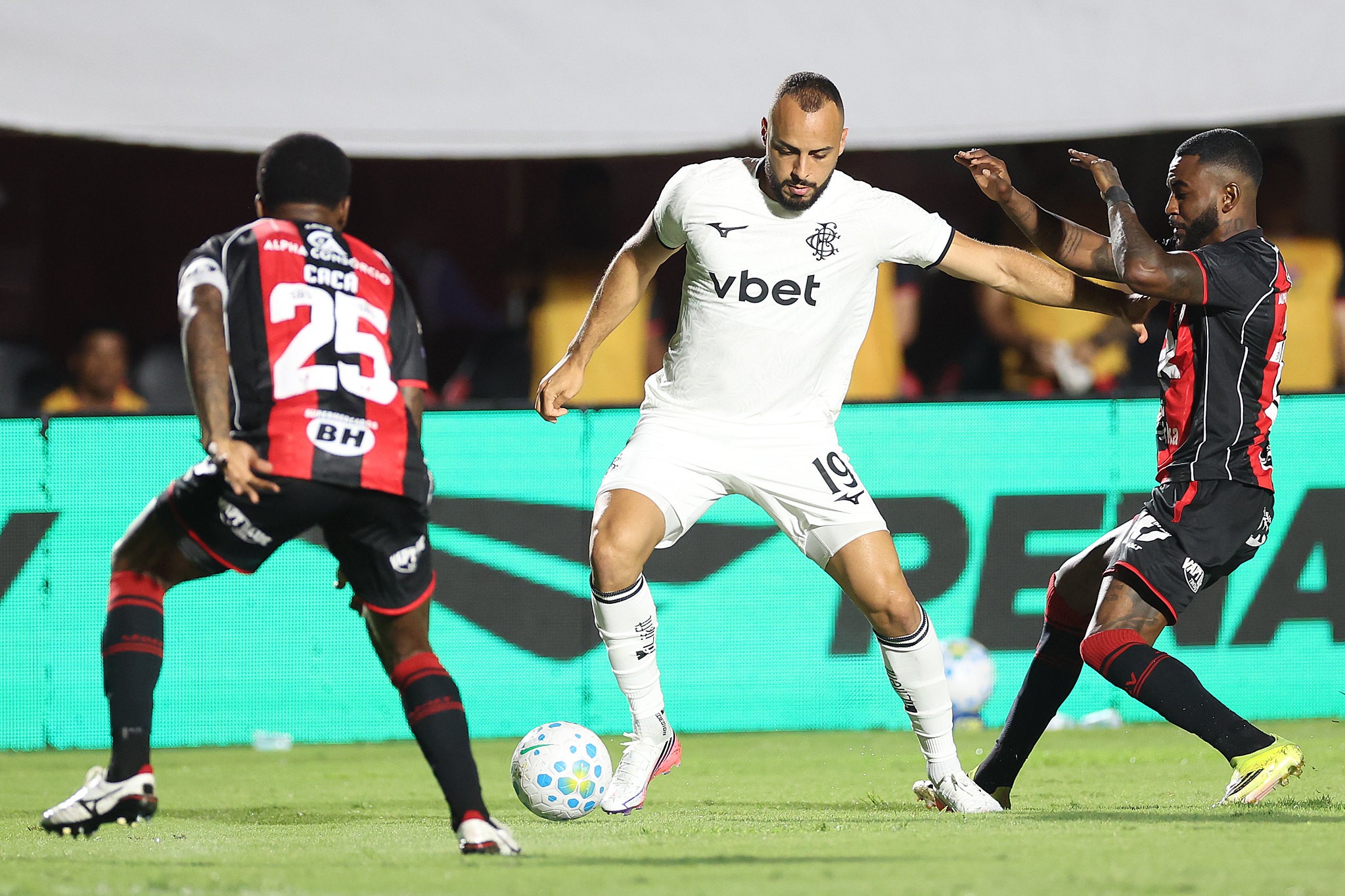 Vitória x Botafogo: Arthur Cabral discute com Jair Ventura e é expulso pela Lei Vini Jr.