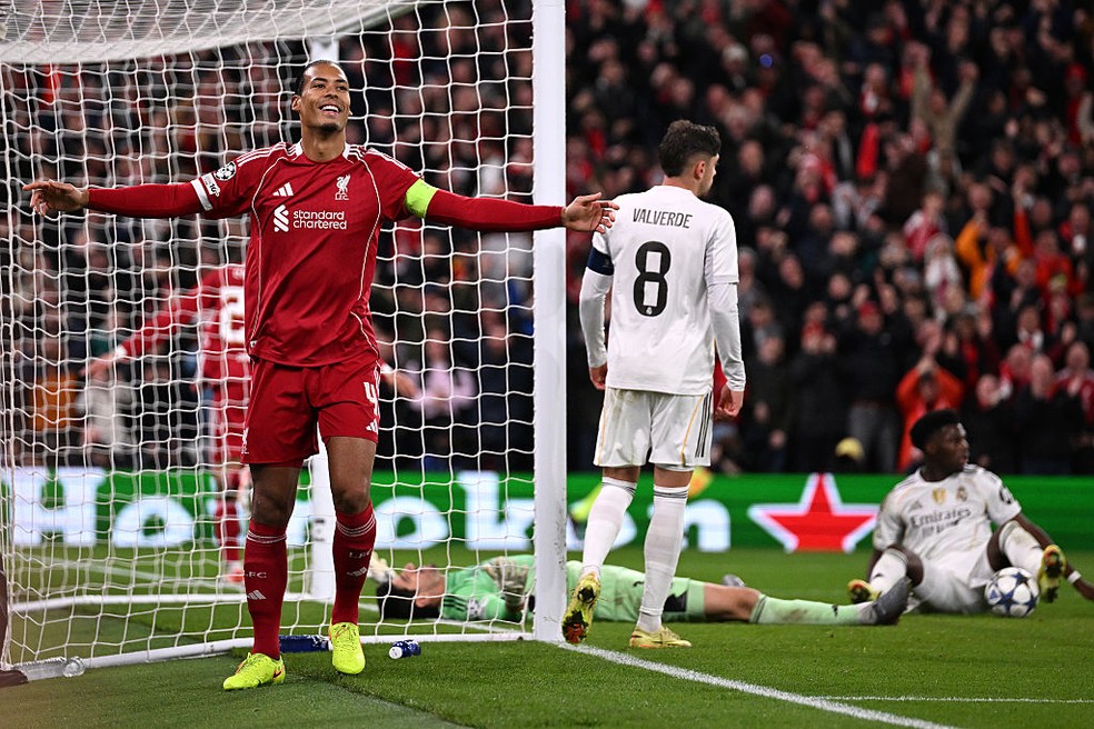 Virgil van Dijk reage a defesa de Courtois em Liverpool x Real Madrid