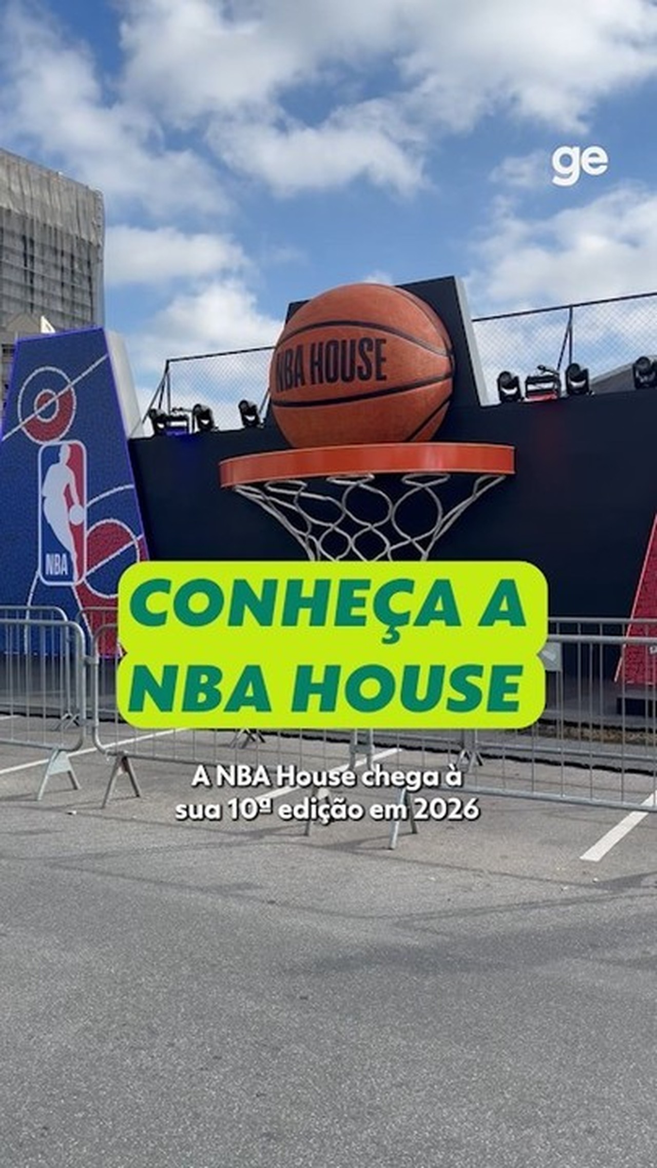 Torcedor invade quadra para tirar selfie com Wembanyama durante as finais da NBA; Knicks vencem Spurs | Ge