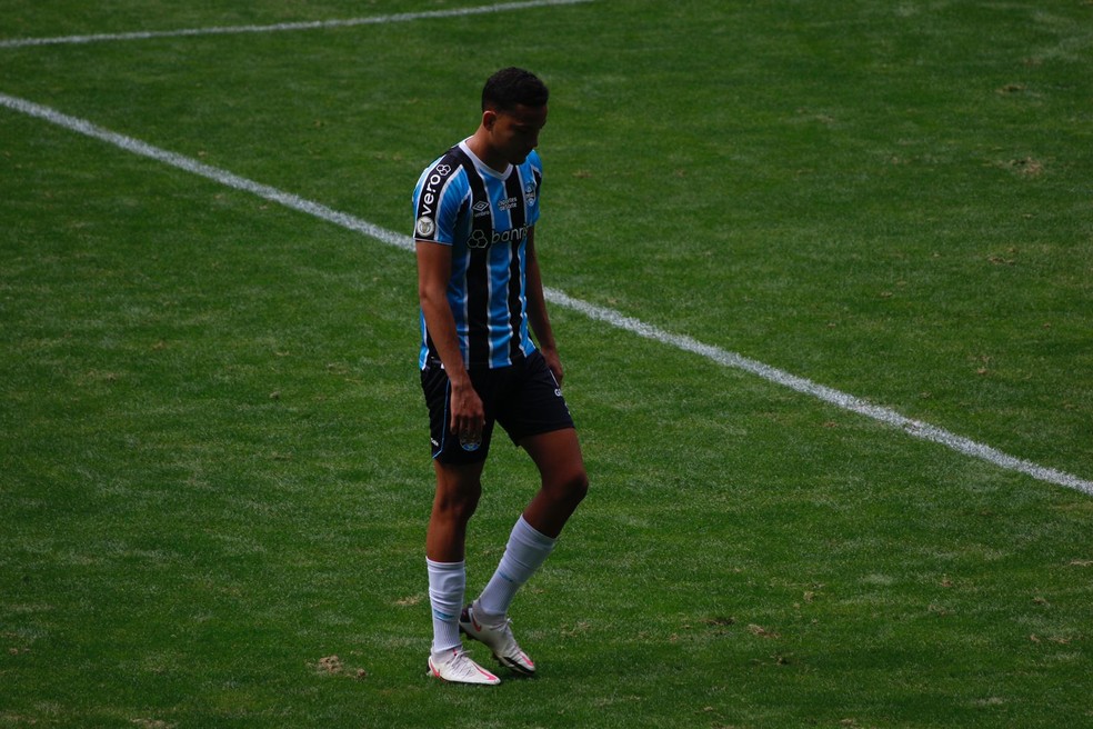 Gustavo Martins deixa o gramado após expulsão em jogo do Grêmio — Foto: João Victor Teixeira