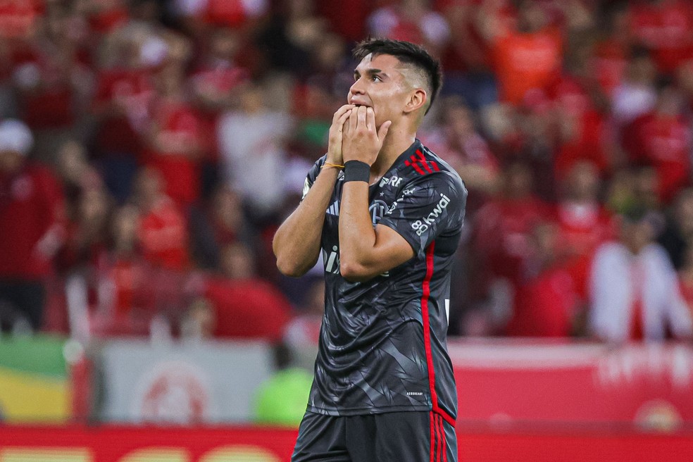 Alcaraz se lamenta em Internacional x Flamengo pela grande chance perdida — Foto: Maxi Franzoi/AGIF