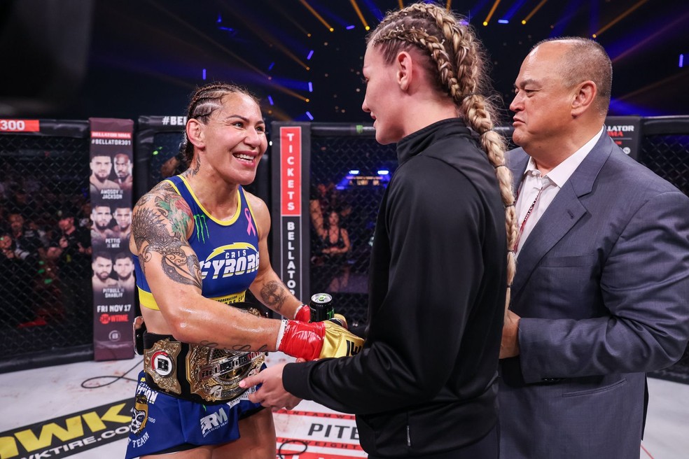 Coker observa encontro entre Cyborg e McCourth — Foto: Lucas Noonan/BELLATOR MMA