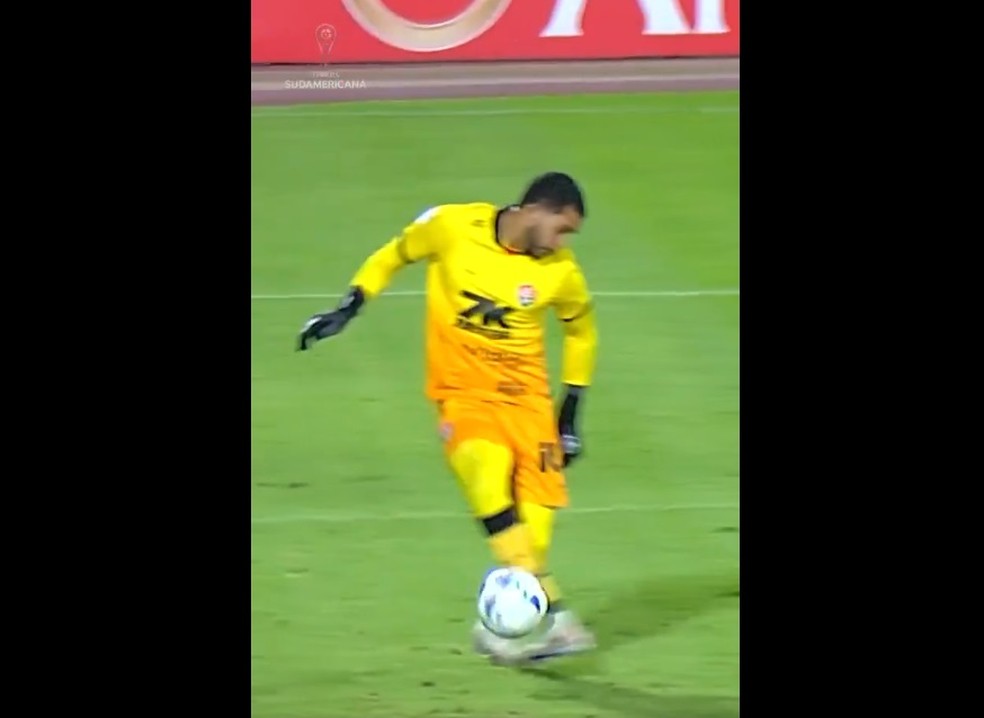 Lucas Arcanjo sofre gol bizarro pelo Vitória — Foto: Conmebol / Reprodução