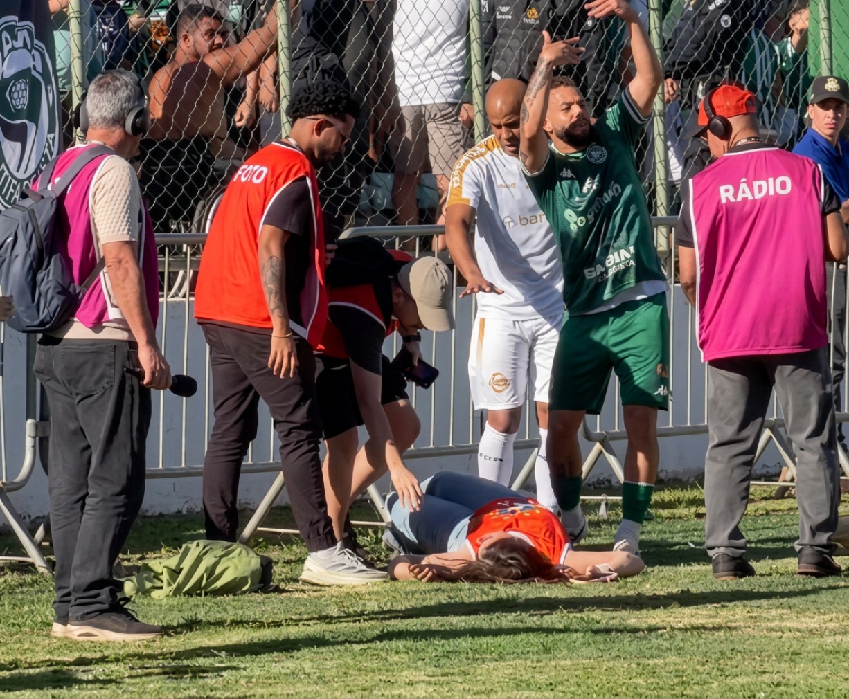 Jornalista leva bolada e desmaia em jogo da Série D; veja vídeo