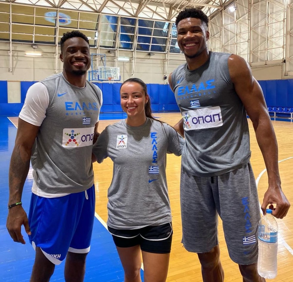 Jelena Todorovic e os irmãos Thanasis e Giannis Antetokounmpo, da NBA e da seleção da Grécia — Foto: Jelena Todorovic/Arquivo Pessoal