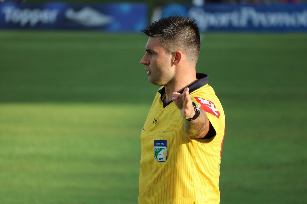 Árbitro Jonathan Benkenstein Pinheiro — Foto: Augusto Gomes/GloboEsporte.com