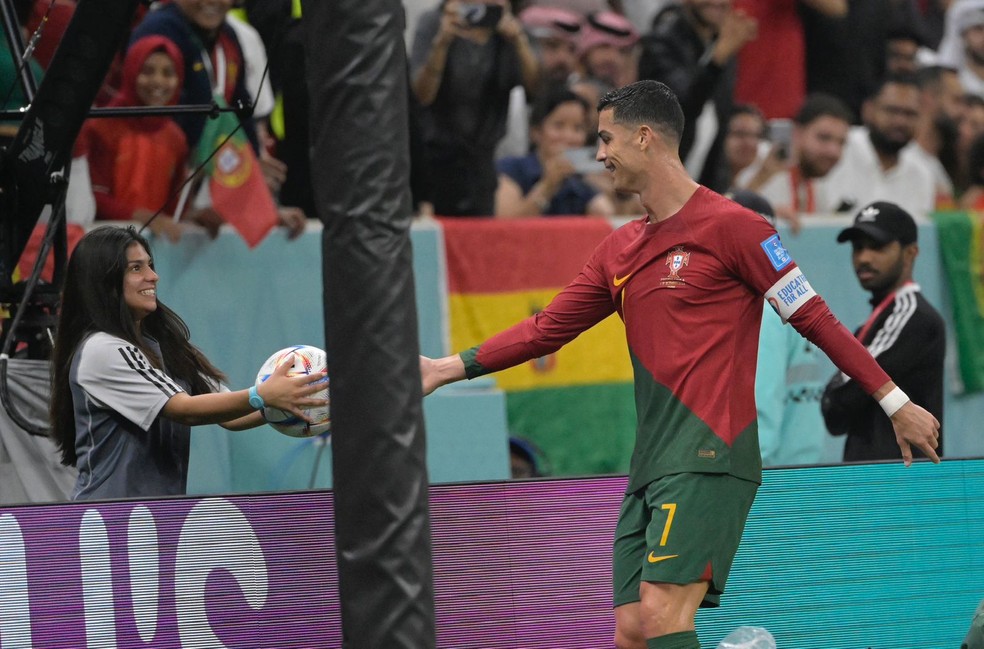 Eduarda devolve bola a Cristiano Ronaldo &mdash; Foto: Andr&eacute; Dur&atilde;o